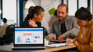 Blog 10 empreendedores de Blumenau analisando estrategias de marketing digital em laptops